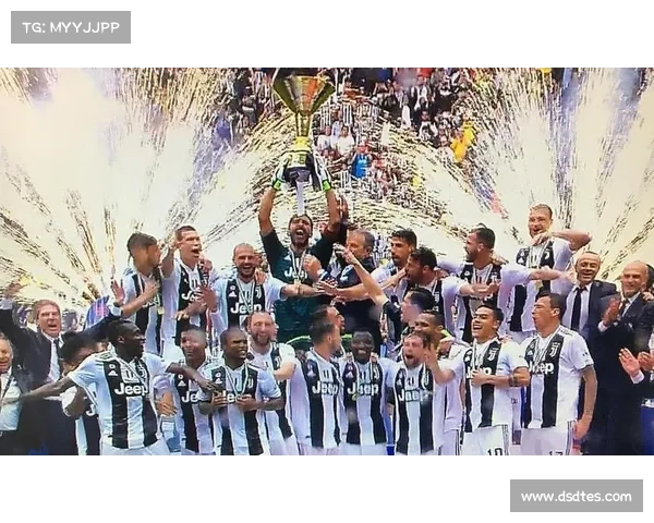 尤文图斯决赛3比1力克巴萨捧起冠军奖杯实现辉煌复兴