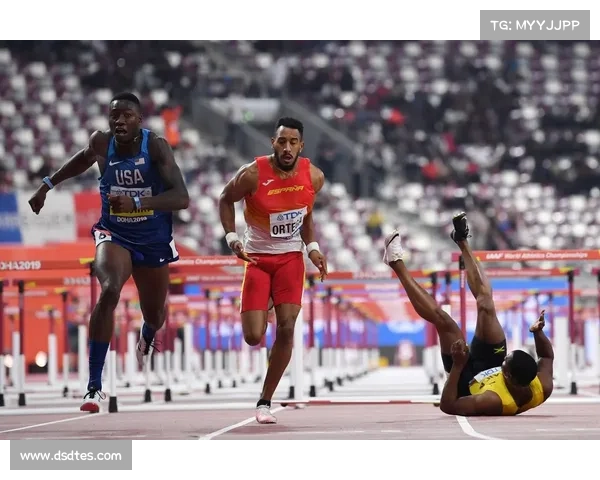 挪威田径选手卡斯特瓦尔霍姆在男子400米栏比赛中打破世界纪录